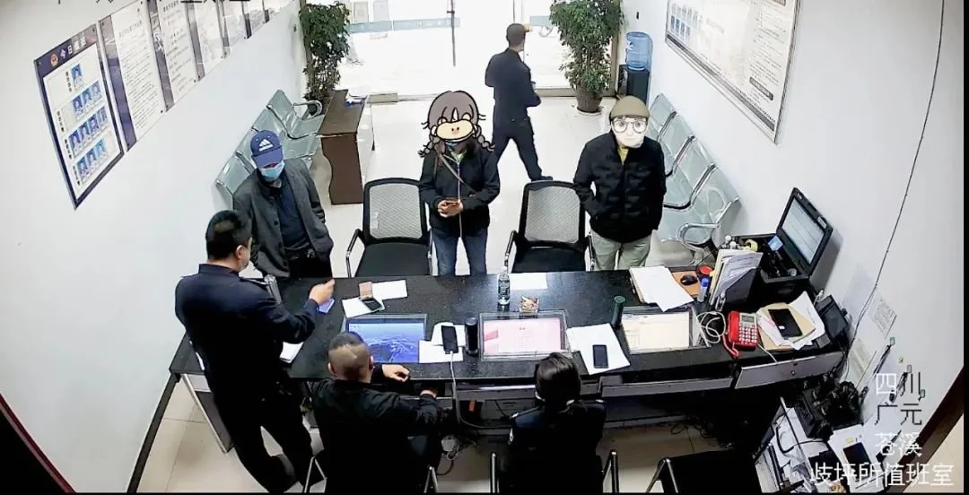 当这个人离家出走被发现时,他已经在山洞里住了很多年了