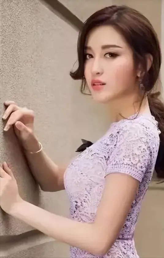邓超全家现身首映礼,儿子等等身高逼近孙俪,女儿小花颜值抢镜