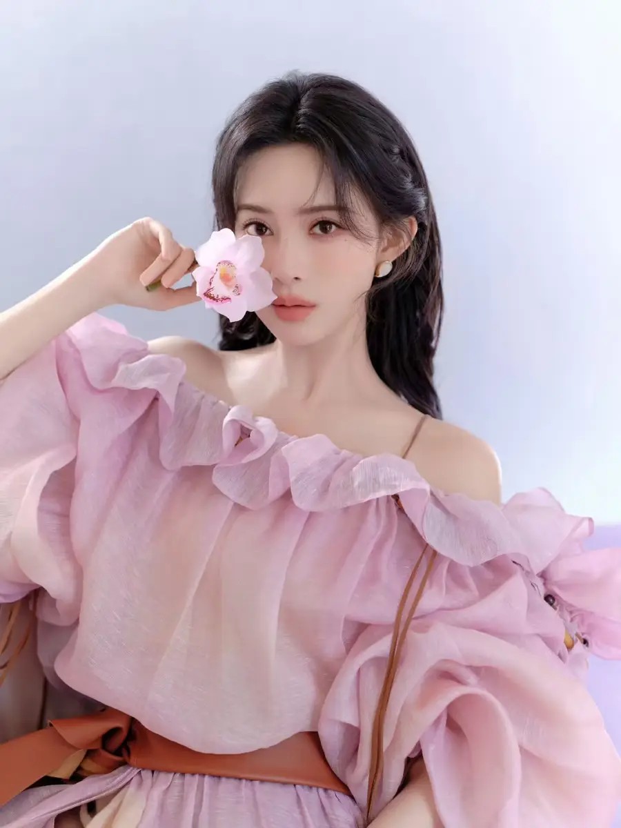 孟子义新剧开机,红衣张扬甜笑明媚