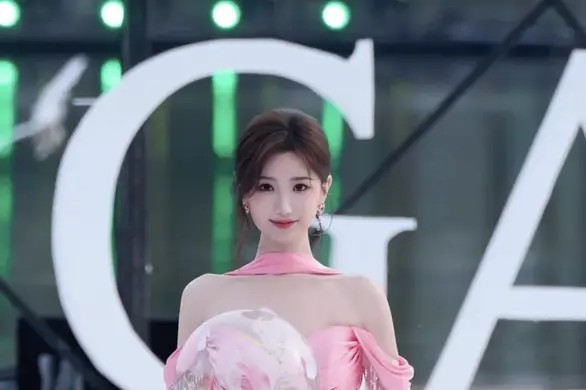 Jennie新片大秀直角肩:镜头感与氛围感的完美融合