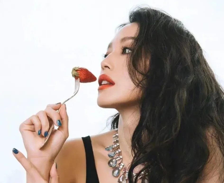 人设崩塌?谢岳被曝假富豪欠债不还,郑琴接连被扒,身份不简单