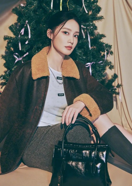 46岁李晨滑雪穿粉衣！鼻头浮肿显老态，网友：老人味藏不住了