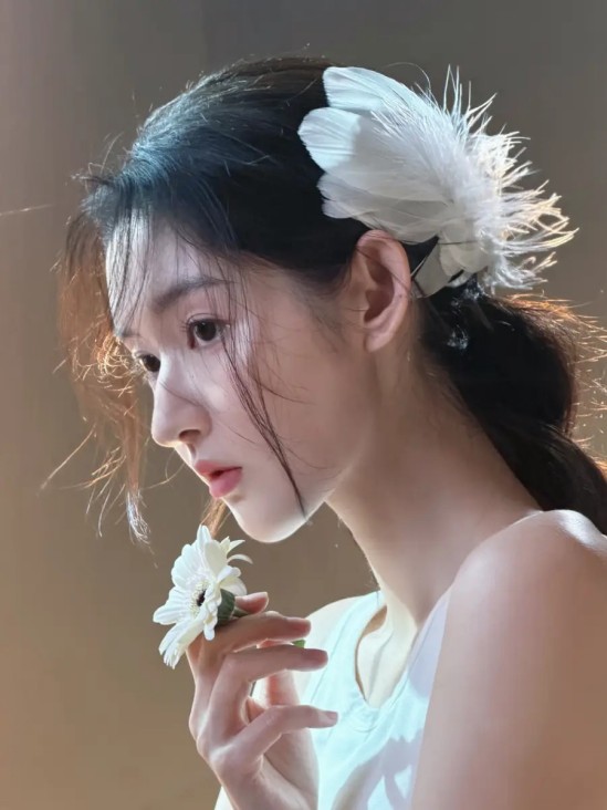 董璇带小酒窝参加关悦女儿举办的公益展，两家很开心，关系很铁