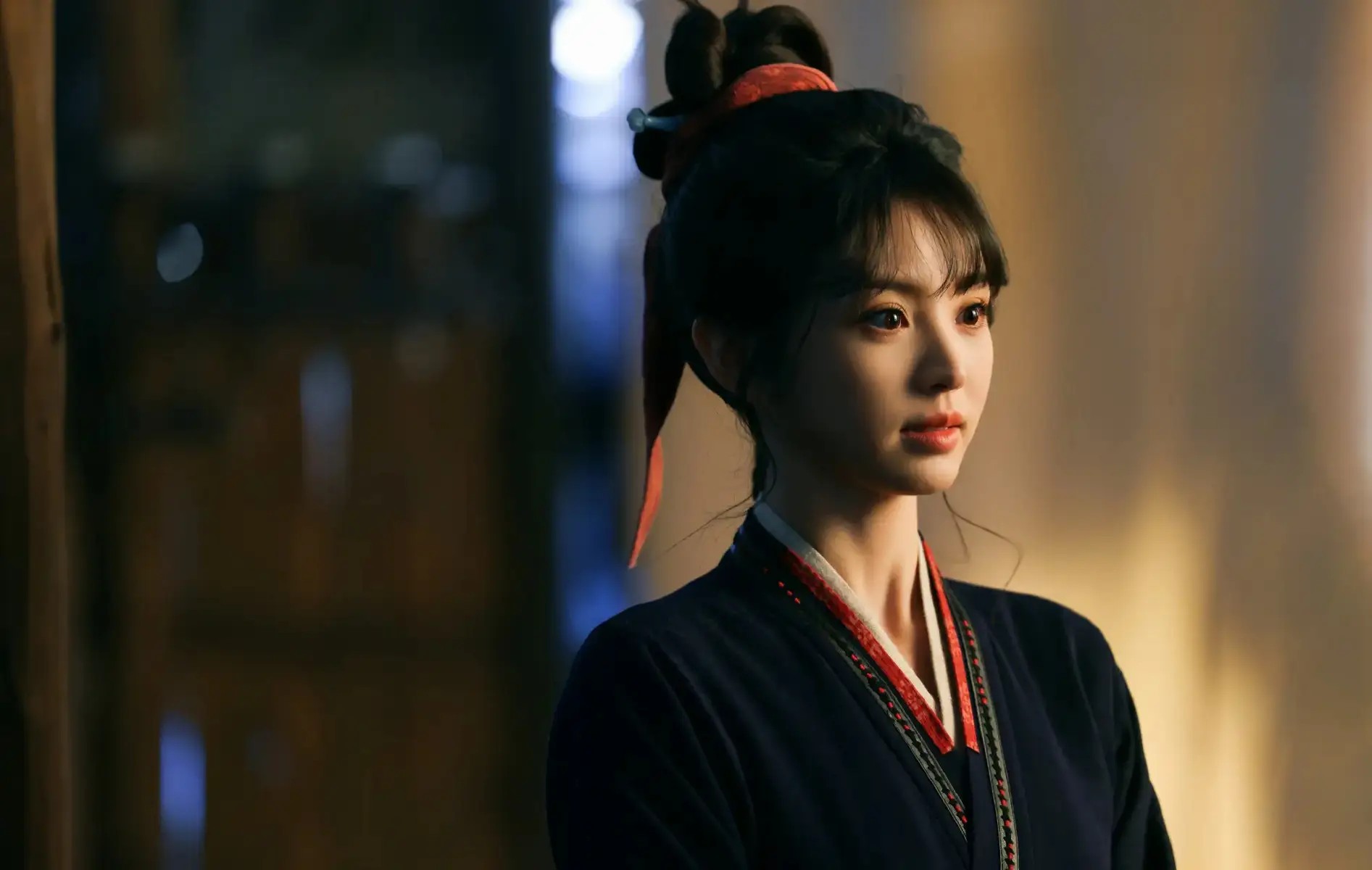 37岁颖儿脸没以前扛镜头了，素颜脸颊凹陷有法令纹，进组前做医美