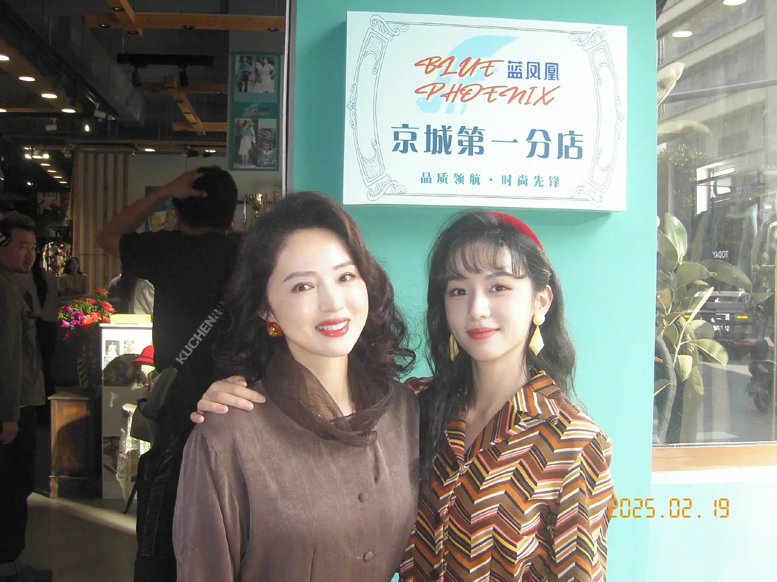 刘晓庆连发数条动态辟谣去世消息，造谣的是其外甥，因为薪酬闹僵