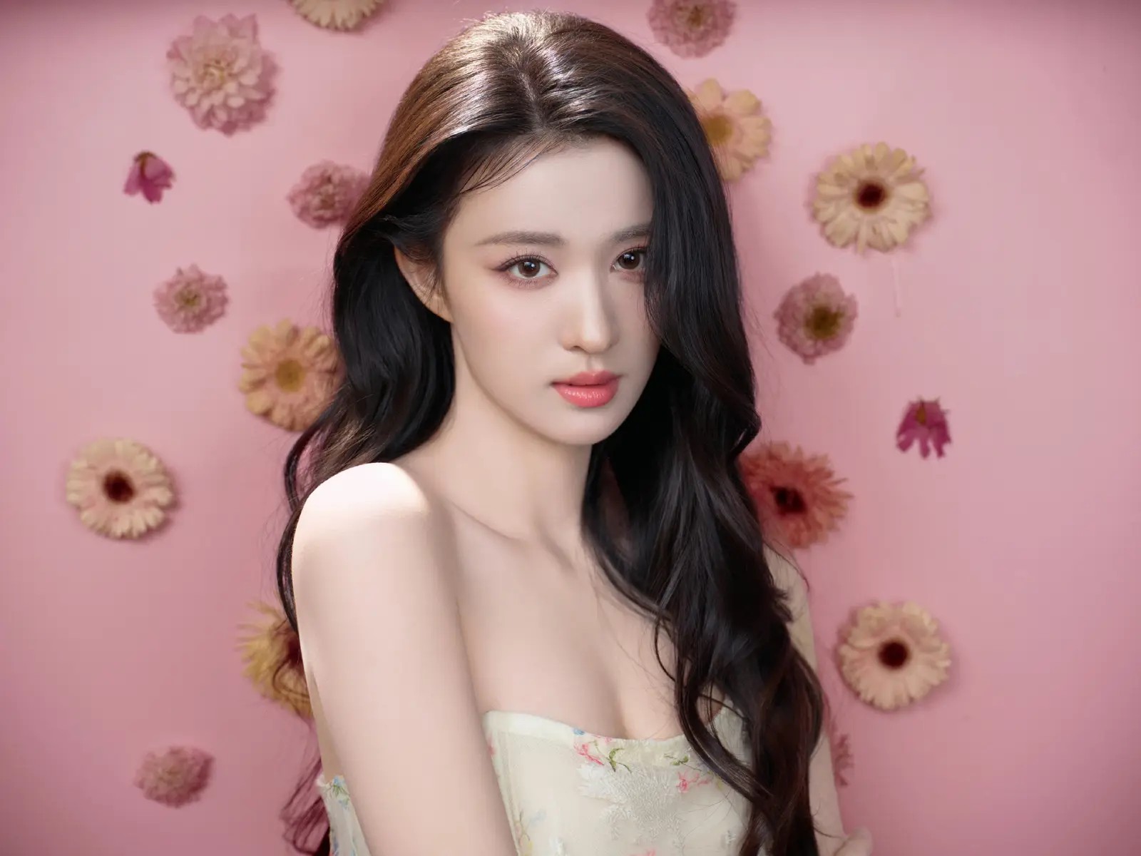 75岁刘晓庆遭外甥造谣去世：四段婚姻无子，亲情背叛下的晚年悲歌