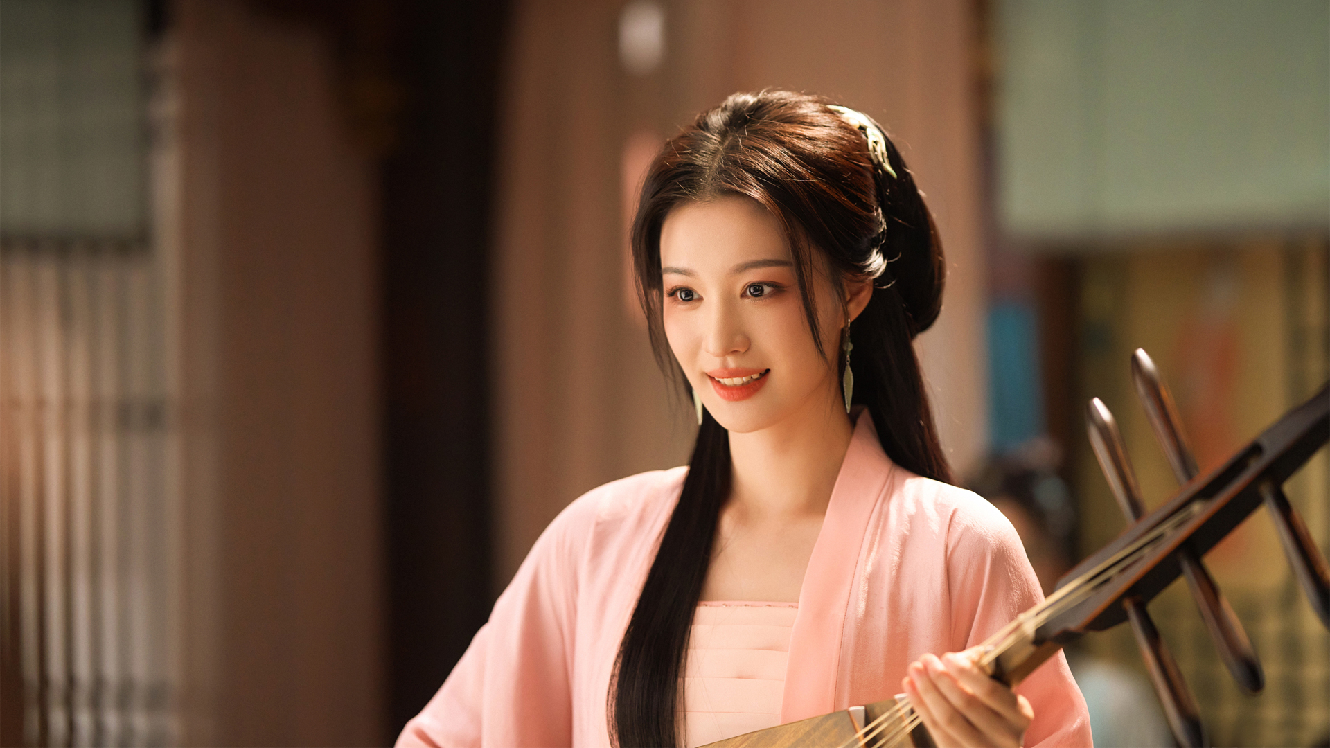 胡歌现身朋友婚礼送上戒指 调侃自己年纪到了